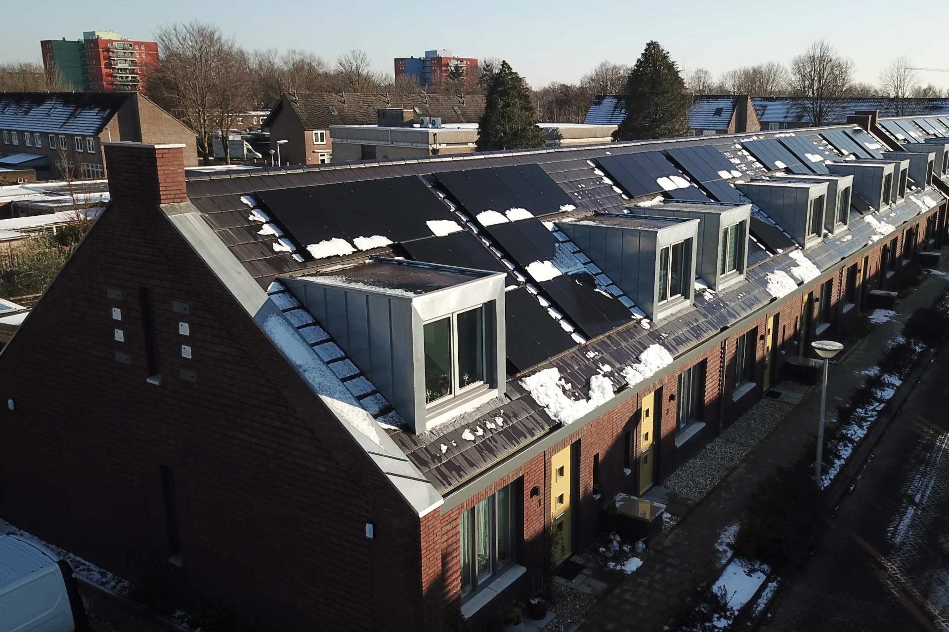 Rij nieuwbouw woningen met zonnepanelen