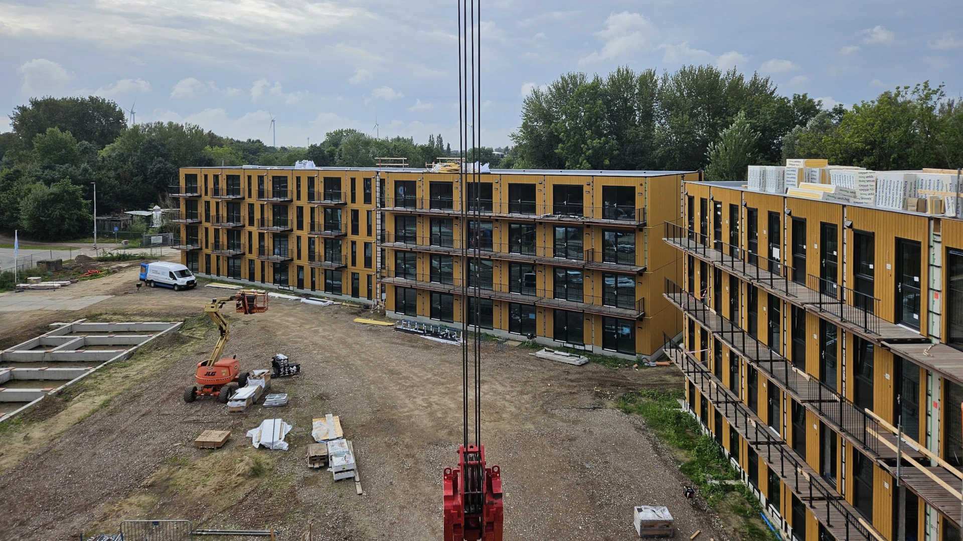 Binnenplaats van MerWijde in Arnhem met 148 modulaire houten woningen in carrévorm