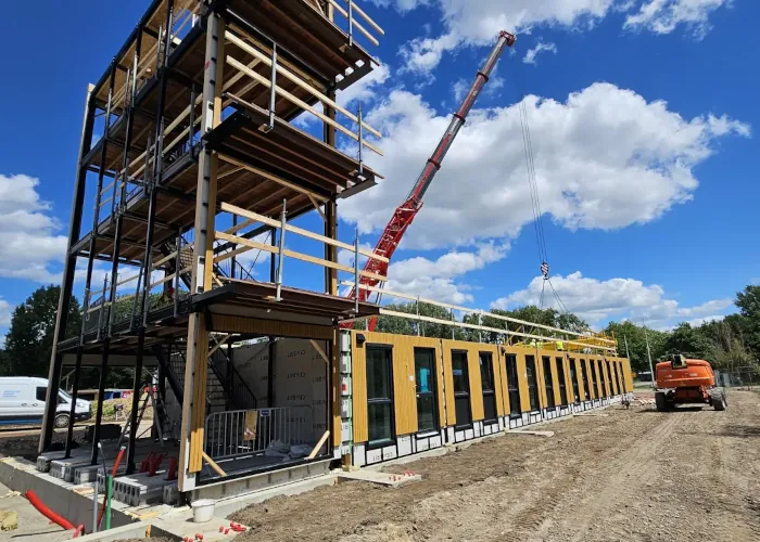 Een modulebouwproject in volle gang in Arnhem, met een moderne bouwtechniek die duurzaamheid en efficiëntie combineert.