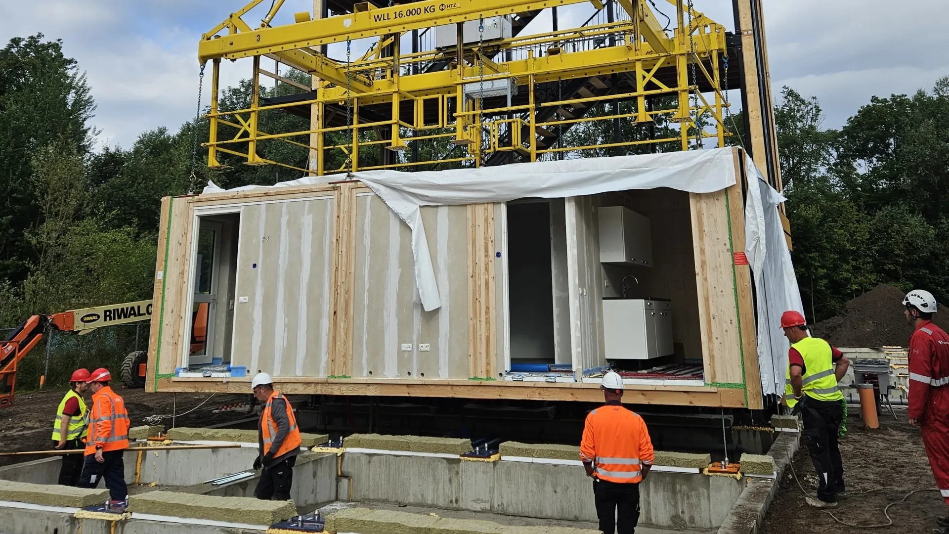 Montage van modulaire bouwmodules door Hooijboer Groep